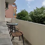 דירה прекрасен с гледка към морето в *