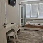 דירה прекрасен с гледка към морето в *